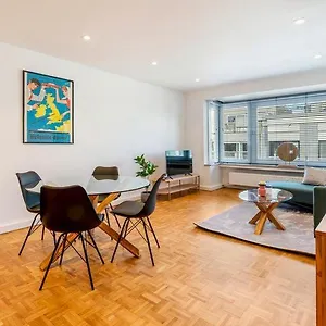 fantastically-located-modern-apartment-with-garage-available.hotelsghent.com/